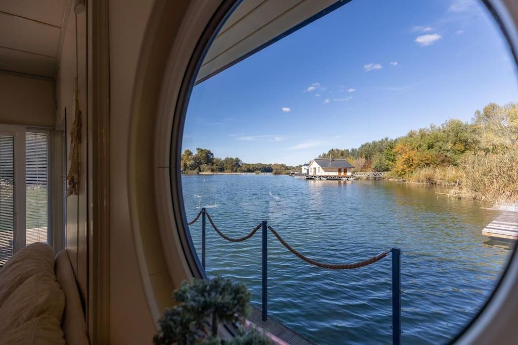 Ocarujuci Houseboat Na Dunaji Bratislava Exterior foto